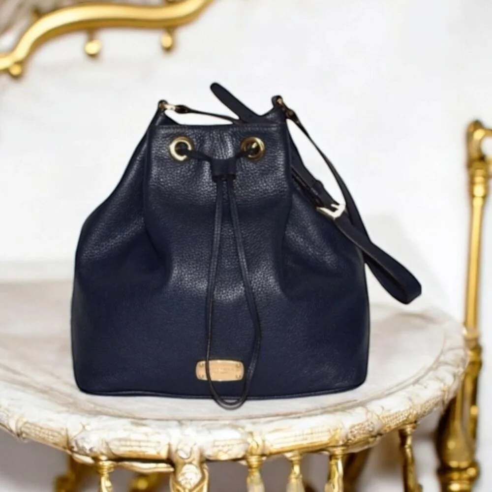 Michael Kors Jules Large Convertible Drawstring Leather Shoulder Bag-Black
